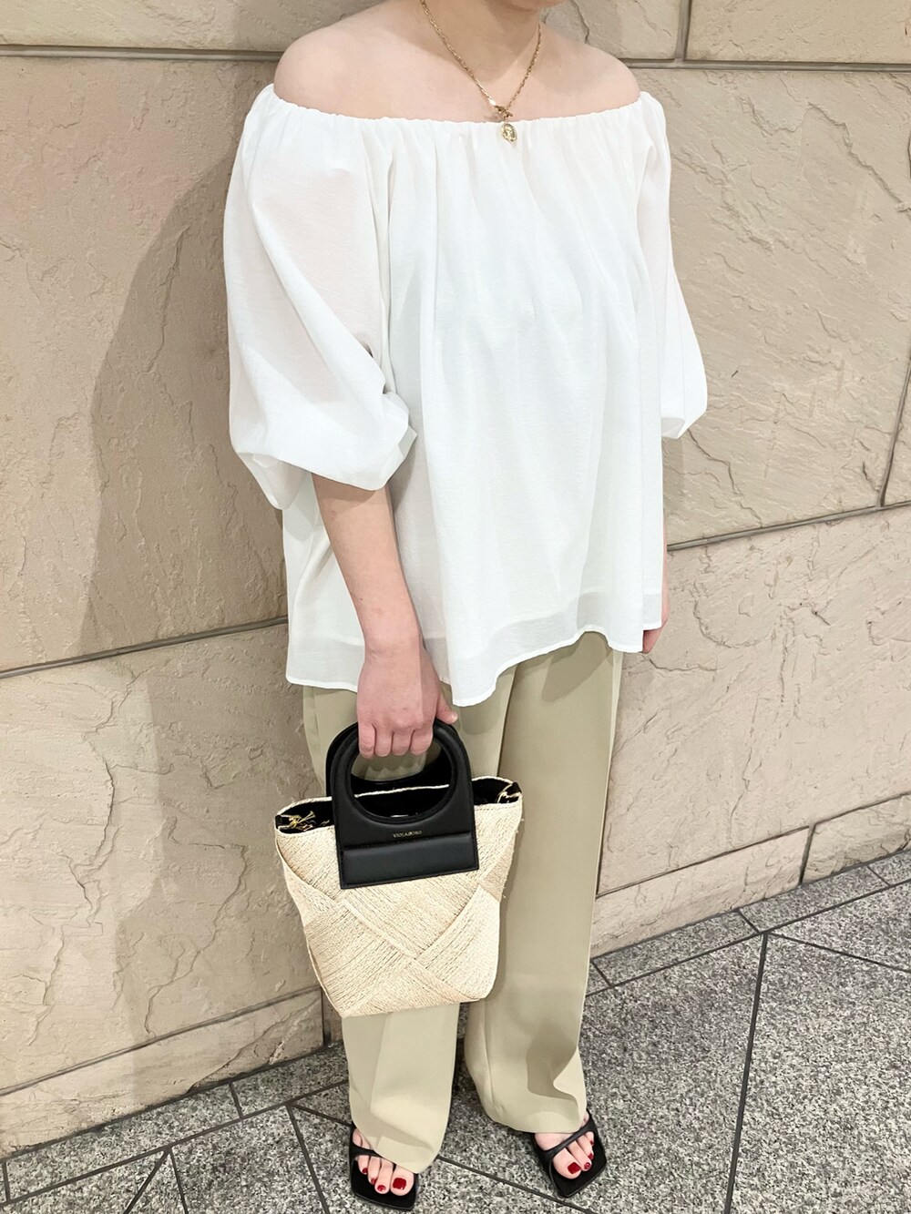 ホワイト系のシャツ/ブラウス、ベージュ系のその他パンツ、ブラック系のかごバッグを着用したレディースの春コーディネートの5枚目の写真