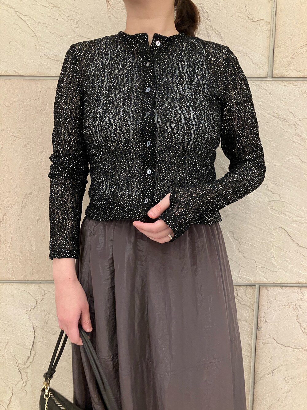 ブラック系のトップス、ブラウン系のスカート、ブラック系のローファーを着用したレディースの夏コーディネートの3枚目の写真