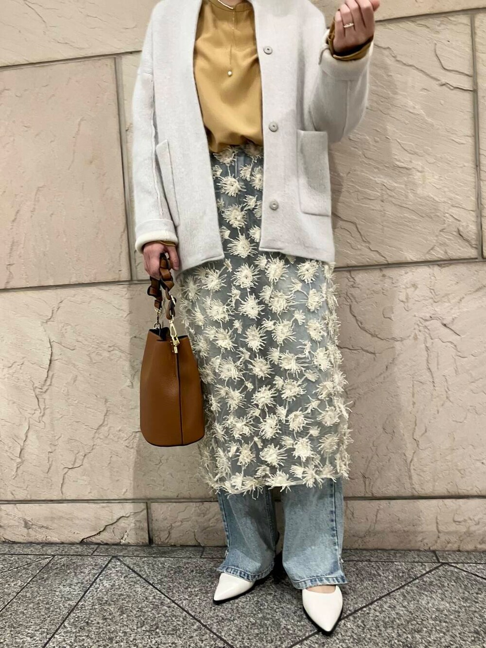 ブルー系のデニムパンツ、グレー系のカーディガン/ボレロ、イエロー系のシャツ/ブラウスを着用したレディースの秋コーディネートの5枚目の写真