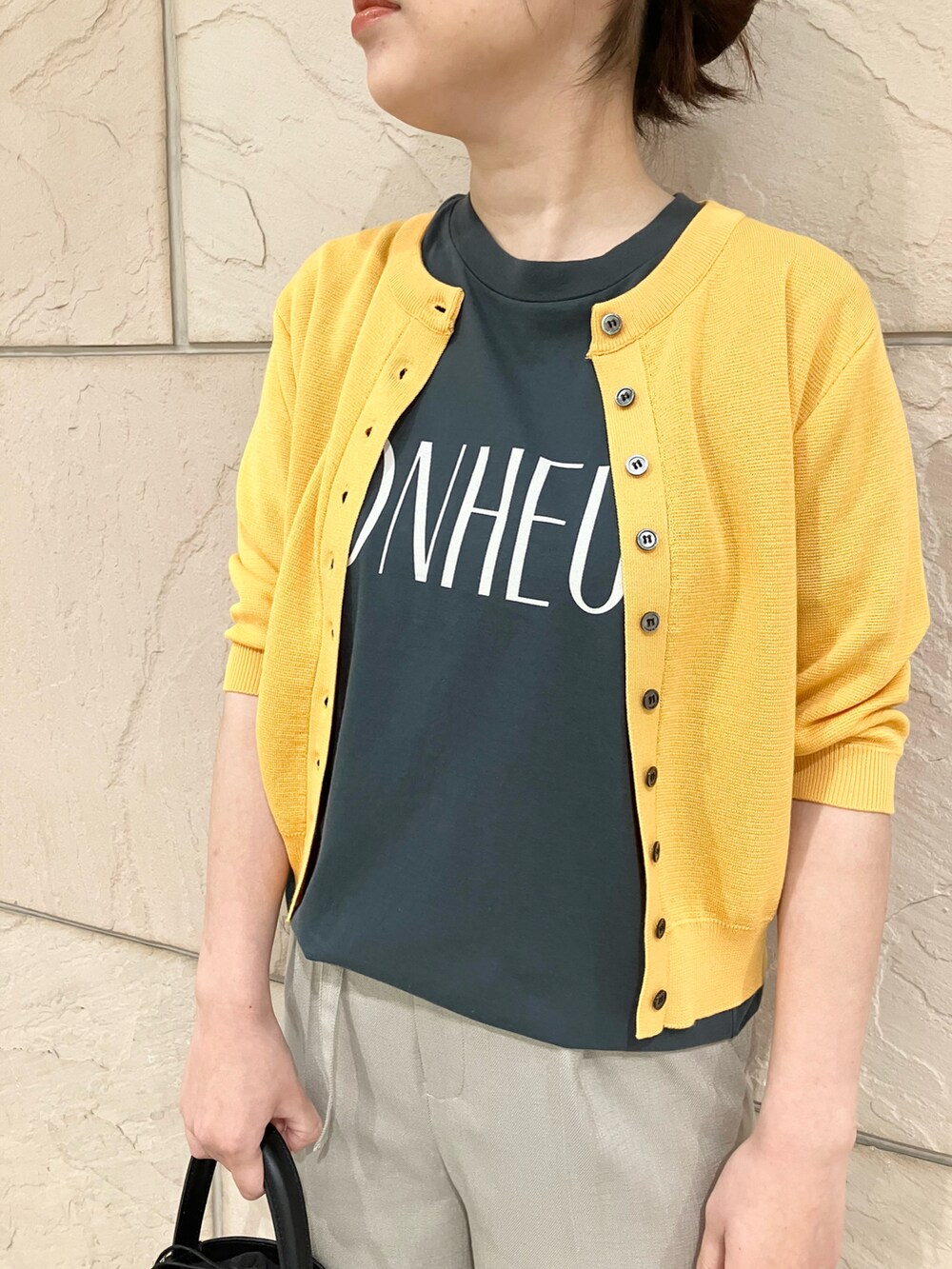 ゴールド系のカーディガン/ボレロ、グレー系のTシャツ/カットソー、ベージュ系のその他パンツを着用したレディースの夏コーディネートの3枚目の写真