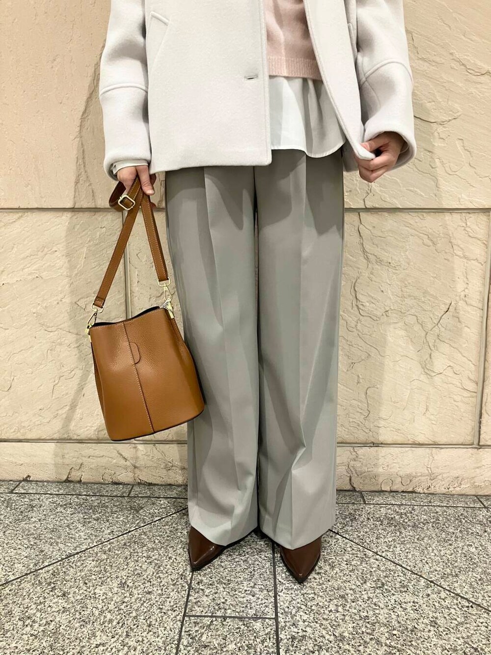 ホワイト系のシャツ/ブラウス、グレー系のピーコート、ブラウン系のショルダーバッグを着用したレディースの秋コーディネートの5枚目の写真