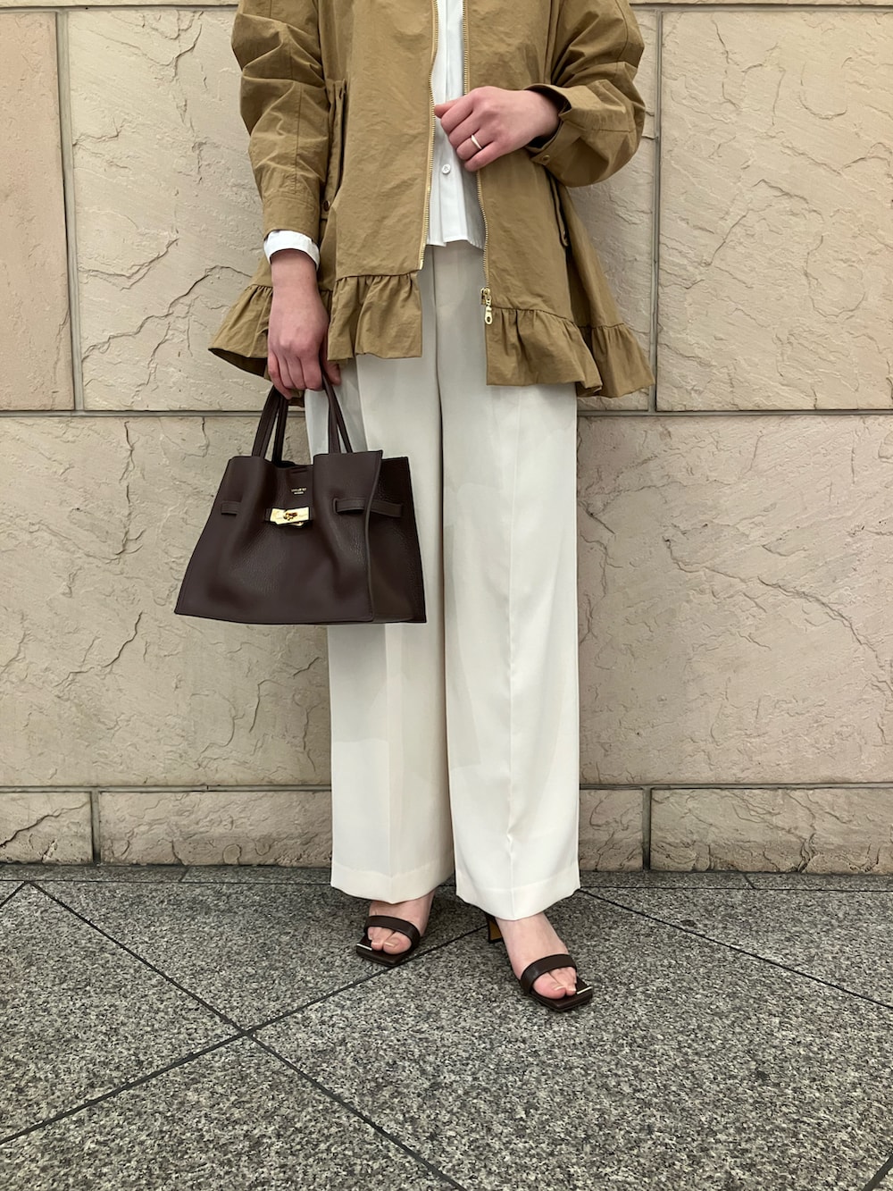 ホワイト系のその他パンツ、ホワイト系のシャツ/ブラウス、ブラウン系のトートバッグを着用したレディースの春コーディネートの5枚目の写真