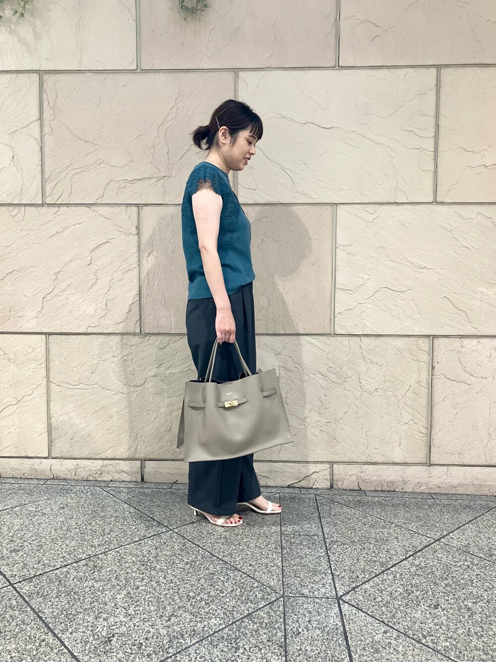 ブルー系のTシャツ/カットソー、グレー系のその他パンツ、ホワイト系のサンダルを着用したレディースの夏コーディネートの2枚目の写真