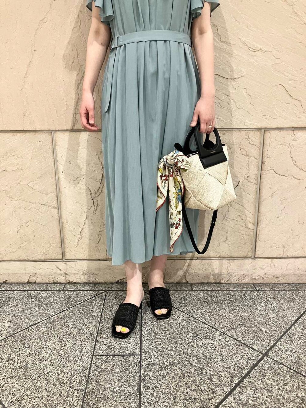 ベージュ系のショルダーバッグ、ブルー系のワンピース、ホワイト系のバンダナ/スカーフを着用したレディースの春コーディネートの5枚目の写真