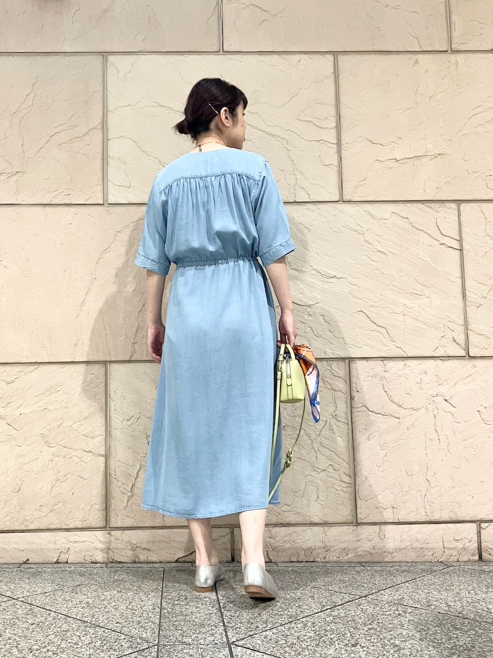 ブルー系のワンピース、グリーン系のショルダーバッグ、ゴールド系のネックレスを着用したレディースの春コーディネートの3枚目の写真