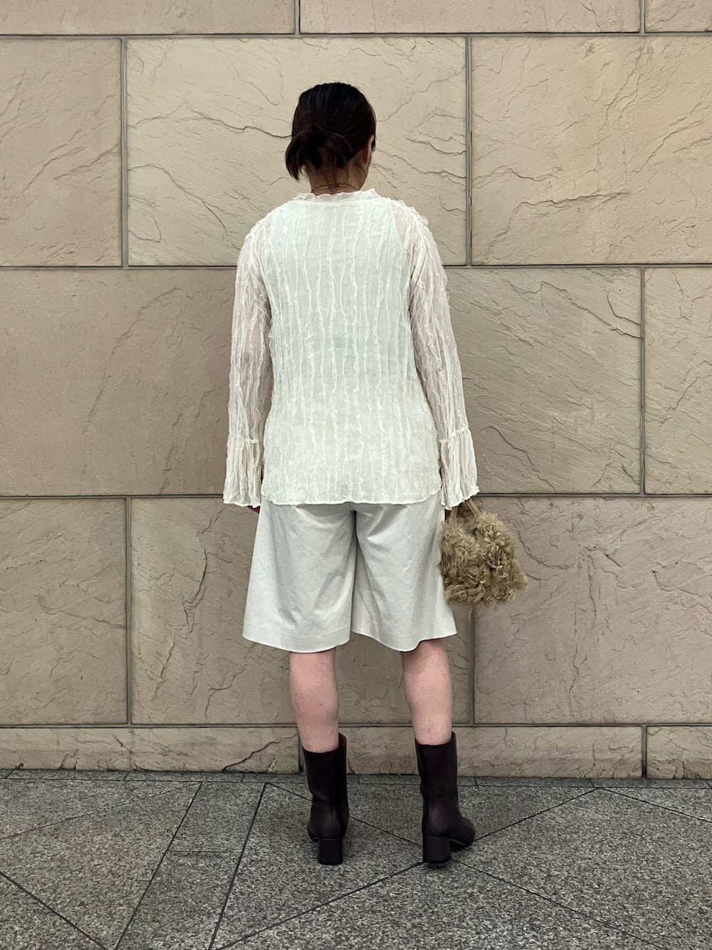 ホワイト系のその他パンツ、ホワイト系のシャツ/ブラウス、イエロー系のハンドバッグを着用したレディースの秋コーディネートの3枚目の写真