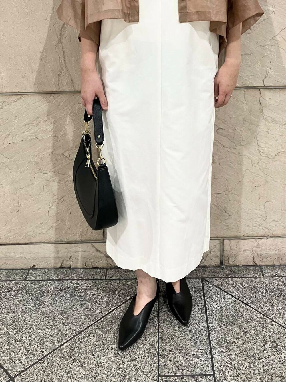 ブラウン系のシャツ/ブラウス、ホワイト系のワンピース、ホワイト系のキャミソールを着用したレディースの夏コーディネートの4枚目の写真