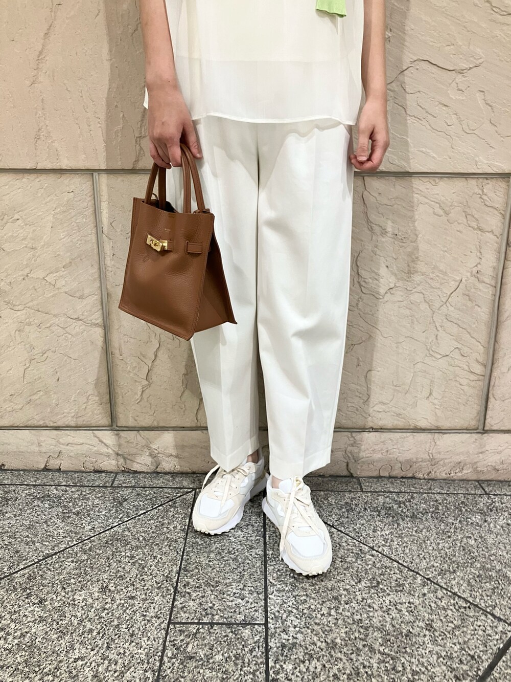ホワイト系のシャツ/ブラウス、ホワイト系のその他パンツ、ブラウン系のバッグを着用したレディースの夏コーディネートの5枚目の写真