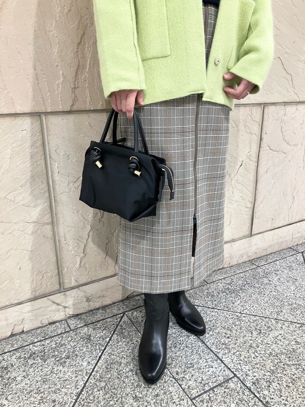 イエロー系のカーディガン/ボレロ、ブルー系のニット/セーター、その他のスカートを着用したレディースの秋コーディネートの5枚目の写真