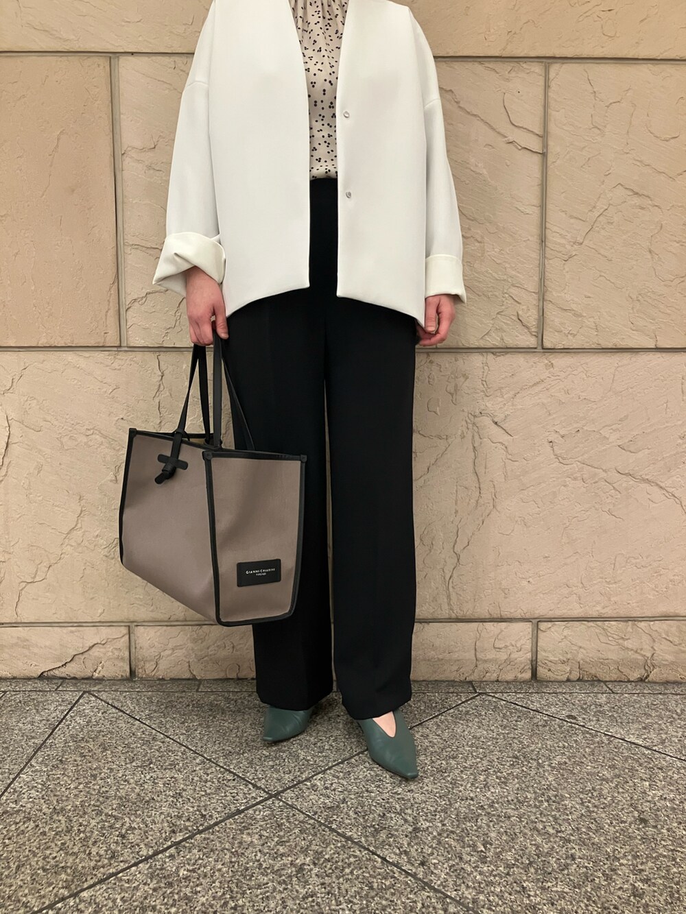 ベージュ系のシャツ/ブラウス、ホワイト系のノーカラージャケット、ベージュ系のバッグを着用したレディースの春コーディネートの5枚目の写真