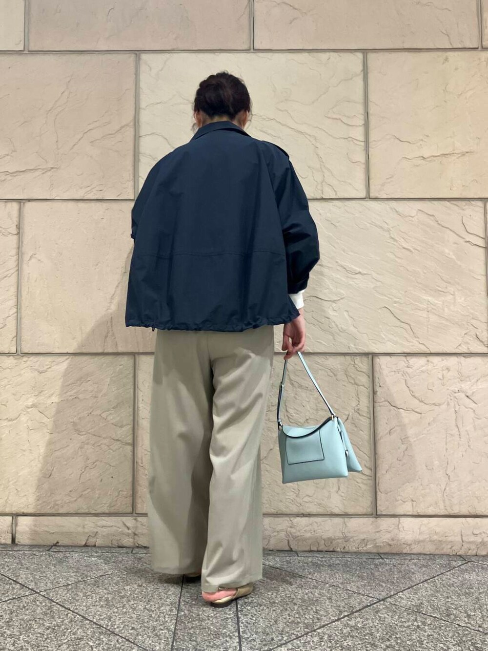 ベージュ系のパンプス、ホワイト系のシャツ/ブラウス、ベージュ系のその他パンツを着用したレディースの春コーディネートの3枚目の写真