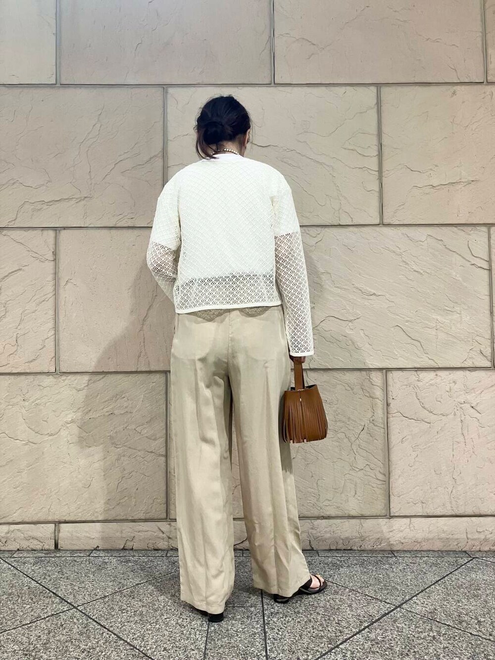 イエロー系のハンドバッグ、ホワイト系のその他トップス、ホワイト系のTシャツ/カットソーを着用したレディースの夏コーディネートの3枚目の写真