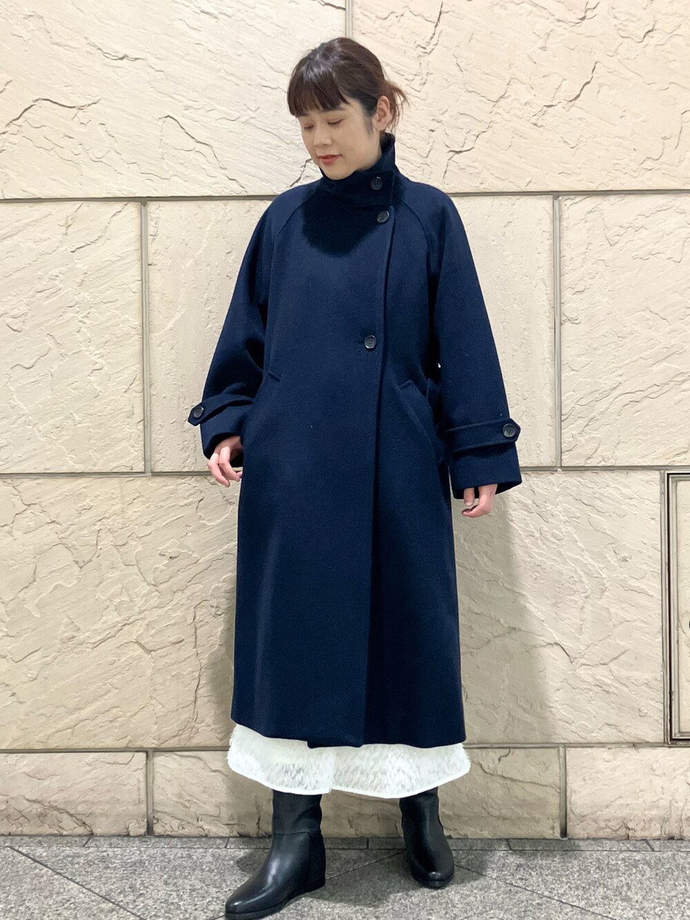 ブルー系のその他アウター、イエロー系のニット/セーター、ホワイト系のスカートを着用したレディースの秋コーディネートの5枚目の写真