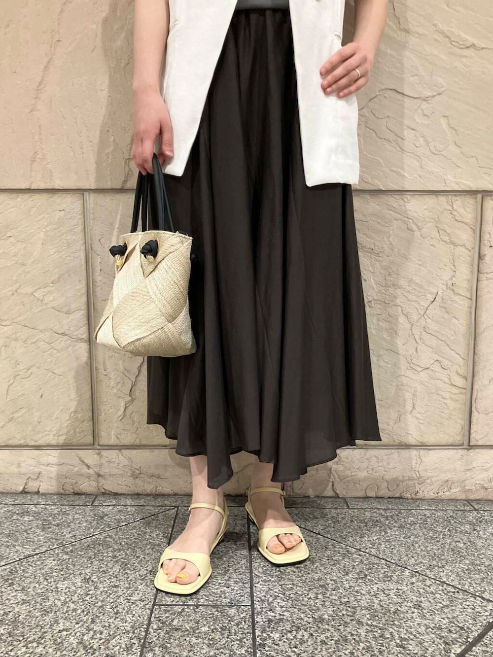 「大人カジュアル、フレアスカート、デートコーデ、ママコーデ、レイヤード、カットソー、休日コーデ、接触冷感、newarrival、ROSSO、綺麗めカジュアル、お仕事コーデ、お出かけコーデ、ジレ、旅行コーデ」｜「URBAN RESEARCHのdecor『デコール』　Hematite4mmBallnecklace（ネックレス、シルバー系）」を使った、umediaさん（レディース・164cm）の春コーディネートの5枚目の写真