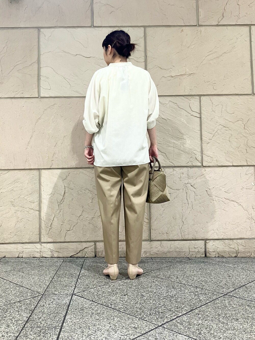 ホワイト系のシャツ/ブラウス、ベージュ系のその他パンツ、ベージュ系のパンプスを着用したレディースの春コーディネートの2枚目の写真