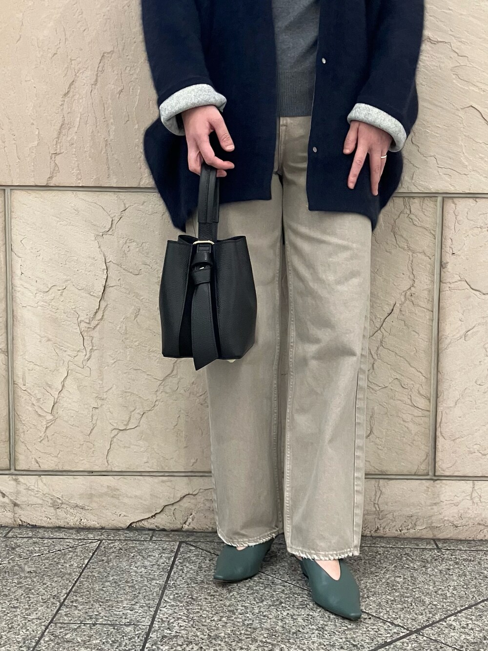 グレー系のTシャツ/カットソー、ベージュ系のデニムパンツ、ブラック系のハンドバッグを着用したレディースの秋コーディネートの5枚目の写真