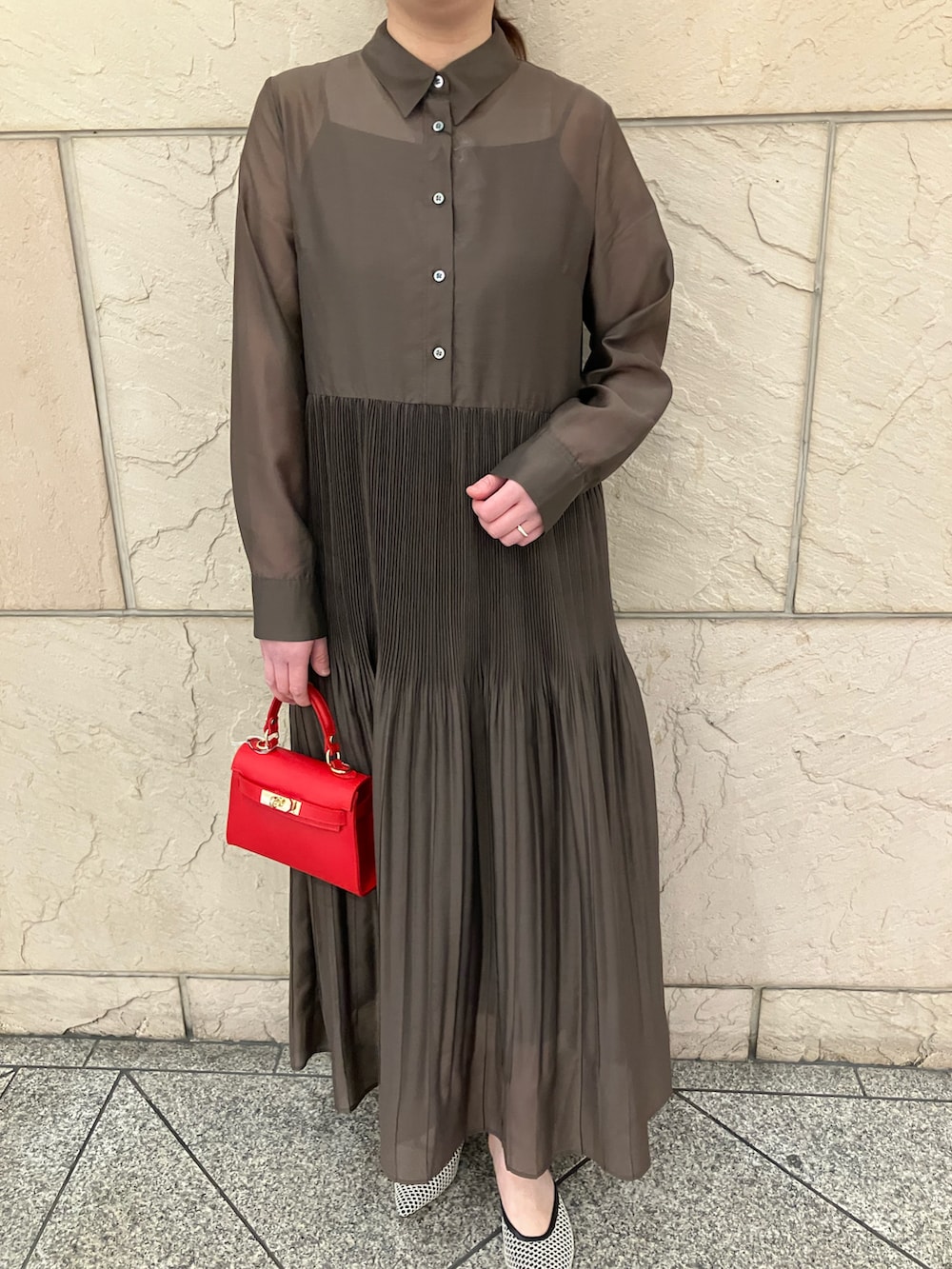 ブラウン系のワンピース、レッド系のバッグを着用したレディースの冬コーディネートの4枚目の写真