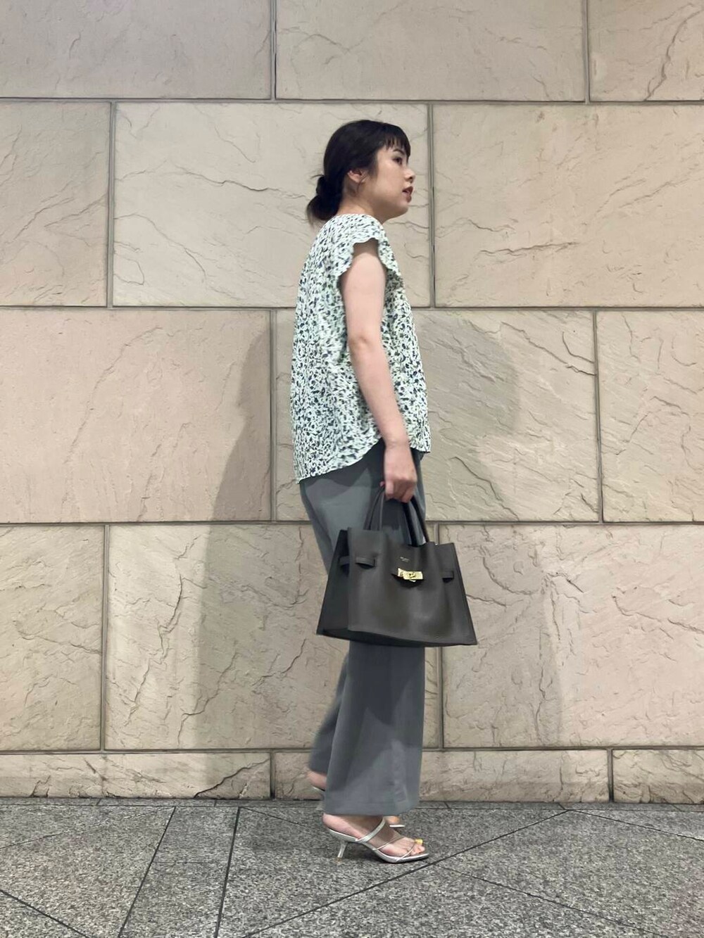 ホワイト系のシャツ/ブラウス、グリーン系のその他パンツ、ベージュ系のトートバッグを着用したレディースの夏コーディネートの2枚目の写真
