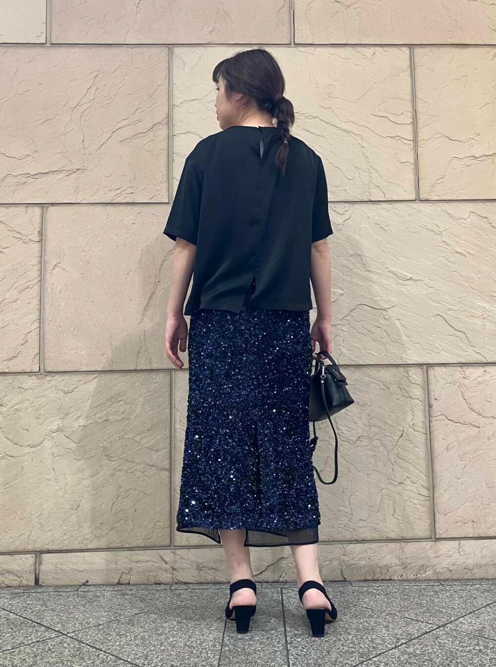 ブラック系のTシャツ/カットソーを着用したレディースの夏コーディネートの3枚目の写真