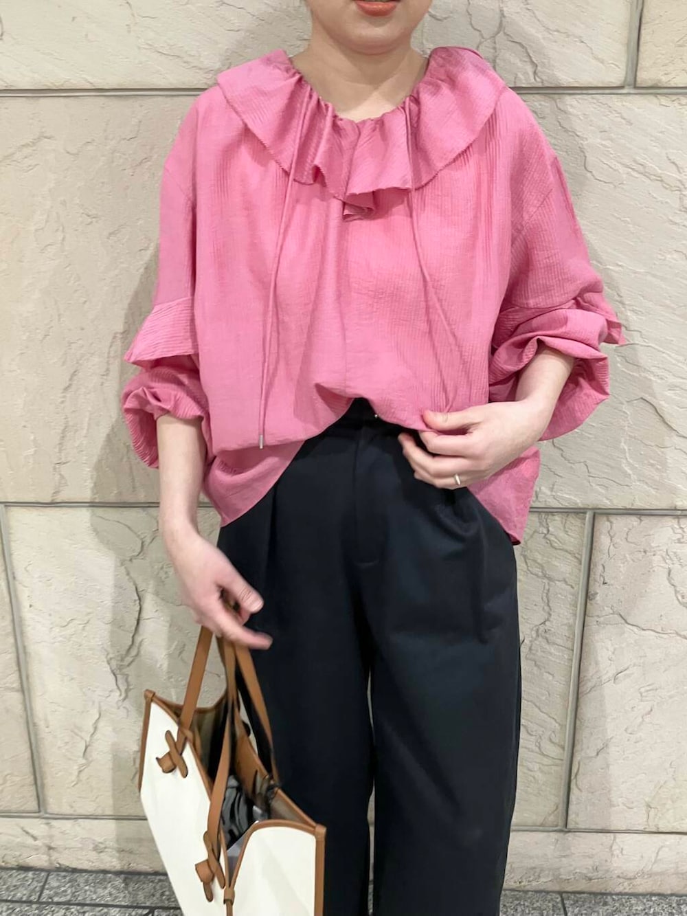 ベージュ系のパンプス、グレー系のその他パンツ、ピンク系のシャツ/ブラウスを着用したレディースの春コーディネートの3枚目の写真