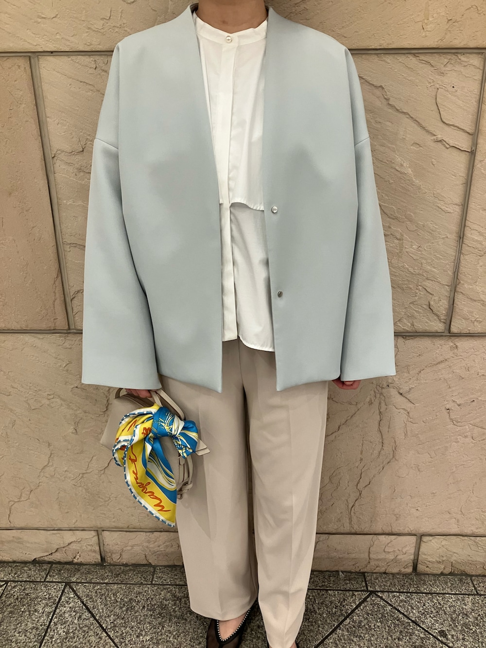 ホワイト系のシャツ/ブラウス、ブルー系のノーカラージャケット、ベージュ系のその他パンツを着用したレディースの冬コーディネートの4枚目の写真