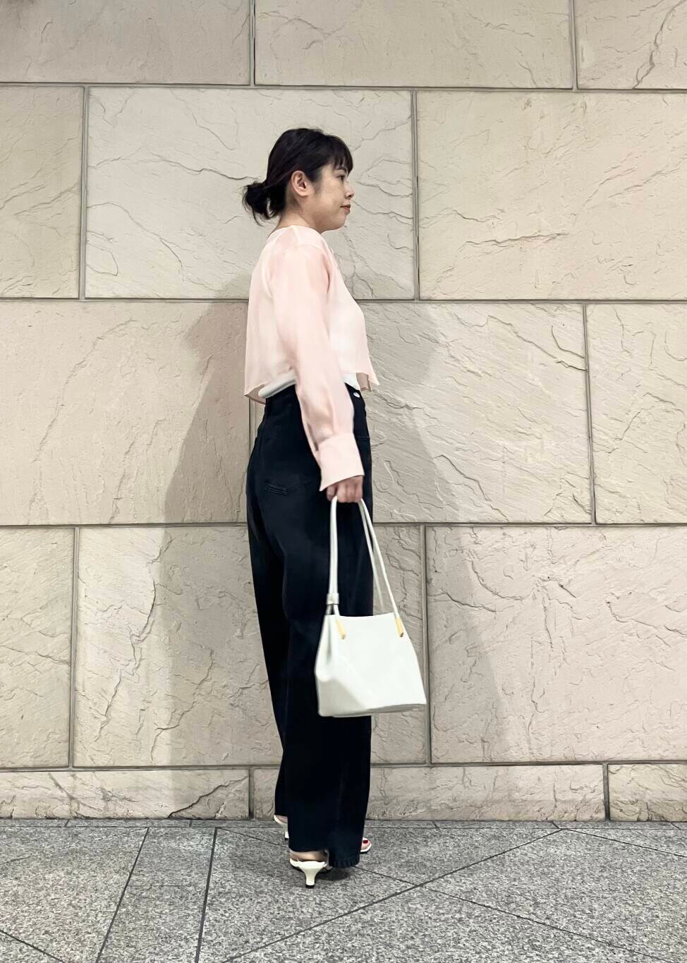 ホワイト系のサンダル、ホワイト系のキャミソール、ブラック系のデニムパンツを着用したレディースの夏コーディネートの2枚目の写真