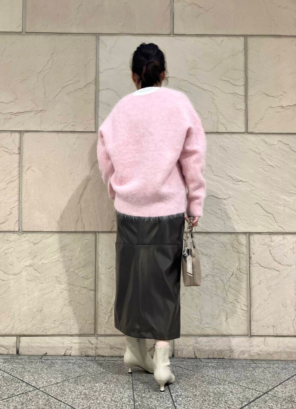 ホワイト系のTシャツ/カットソー、ベージュ系のブーツ、ブラウン系のスカートを着用したレディースの秋コーディネートの4枚目の写真