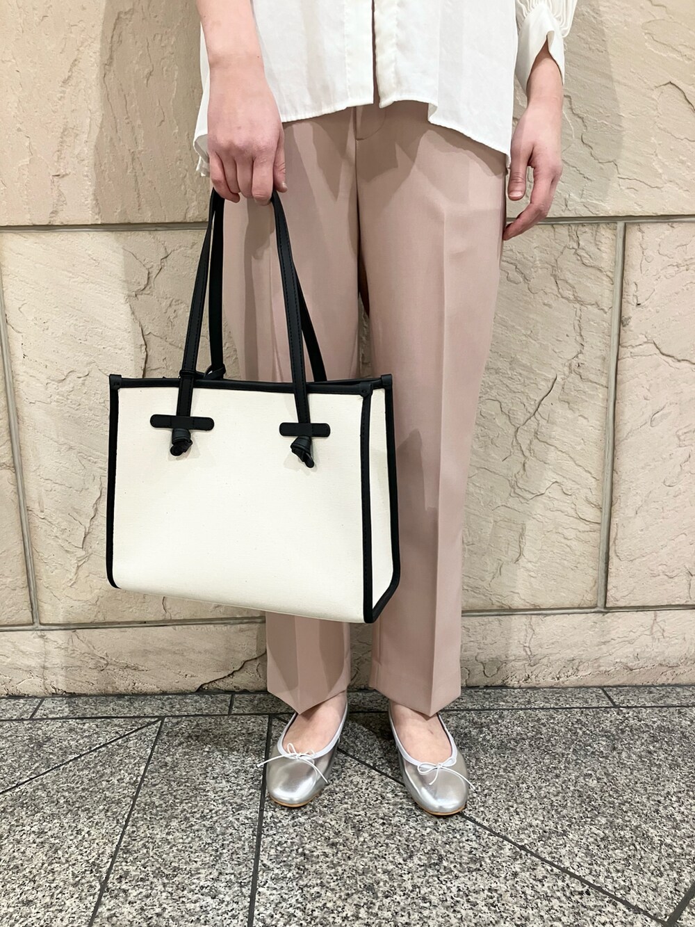 ホワイト系のシャツ/ブラウス、ピンク系のその他パンツ、ホワイト系のトートバッグを着用したレディースの春コーディネートの5枚目の写真