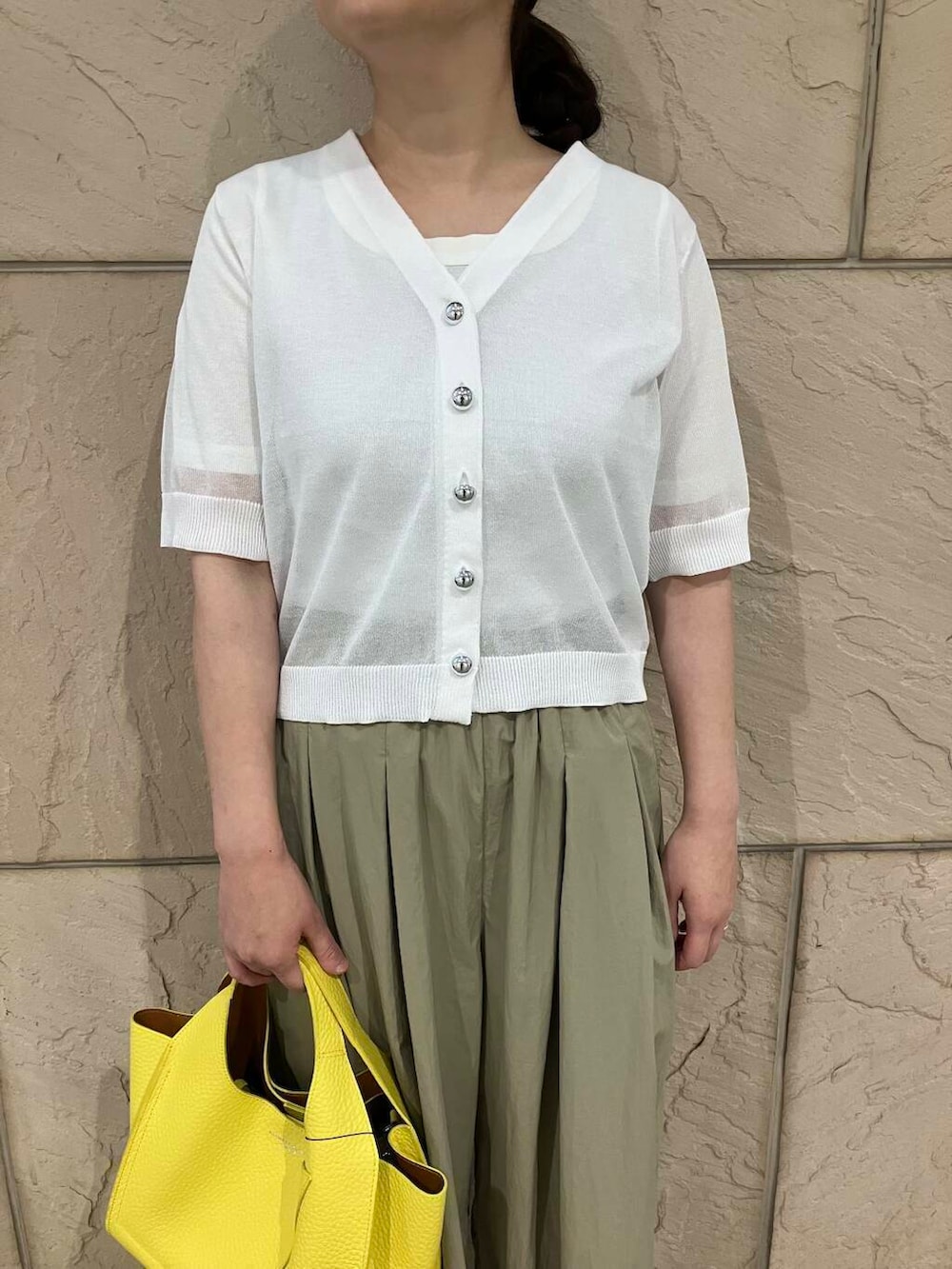 ベージュ系のその他パンツ、ホワイト系のカーディガン/ボレロ、ホワイト系のTシャツ/カットソーを着用したレディースの夏コーディネートの4枚目の写真