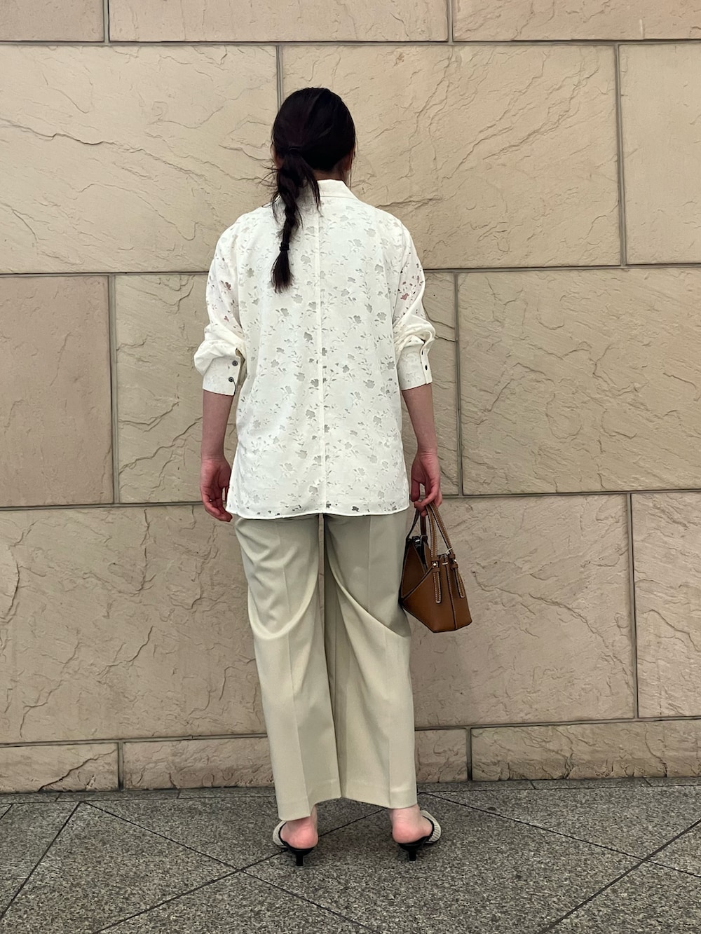 ホワイト系のシャツ/ブラウス、ベージュ系のその他パンツ、ブラウン系のバッグを着用したレディースの春コーディネートの3枚目の写真