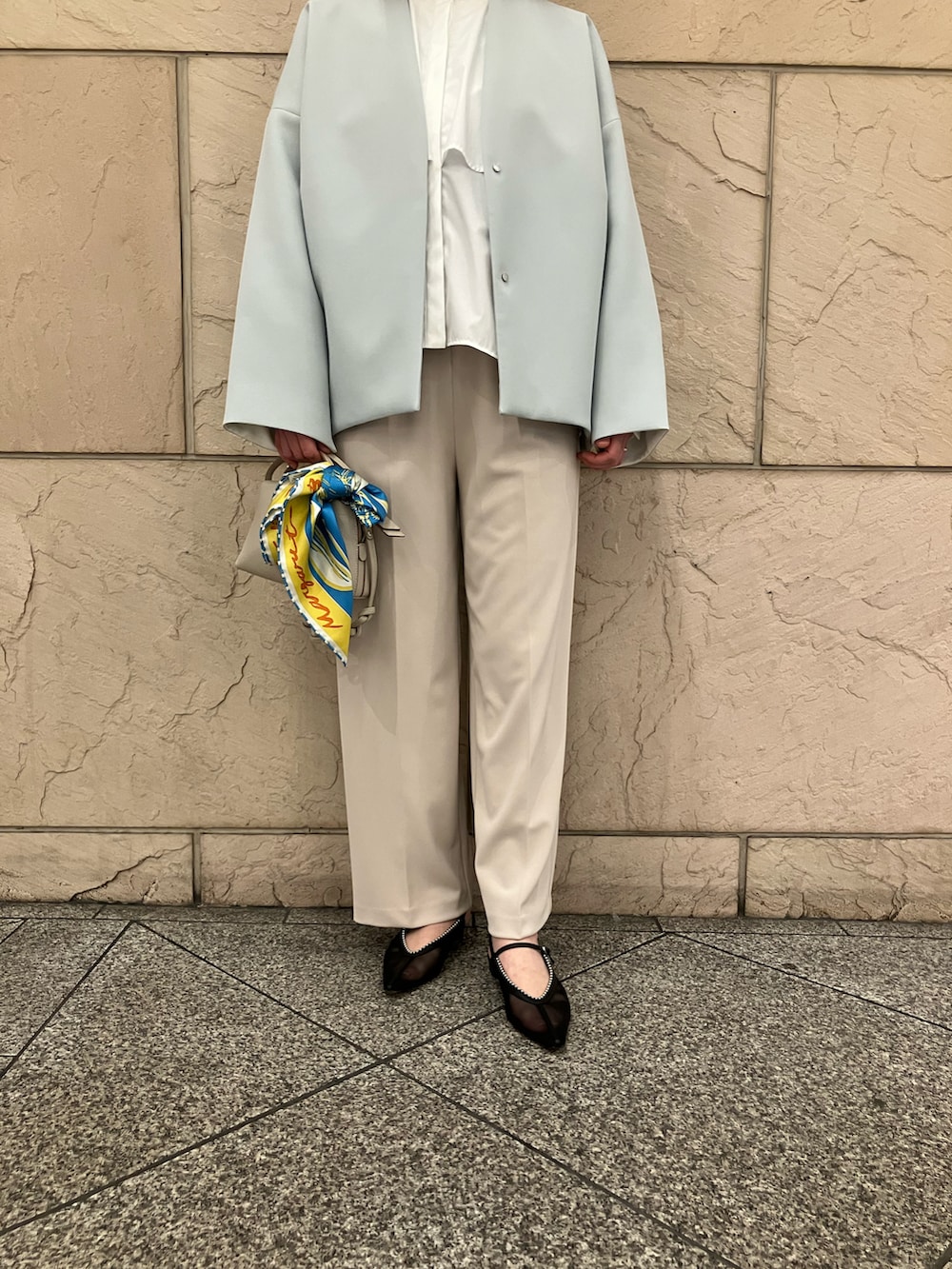 ホワイト系のシャツ/ブラウス、ブルー系のノーカラージャケット、ベージュ系のその他パンツを着用したレディースの冬コーディネートの5枚目の写真