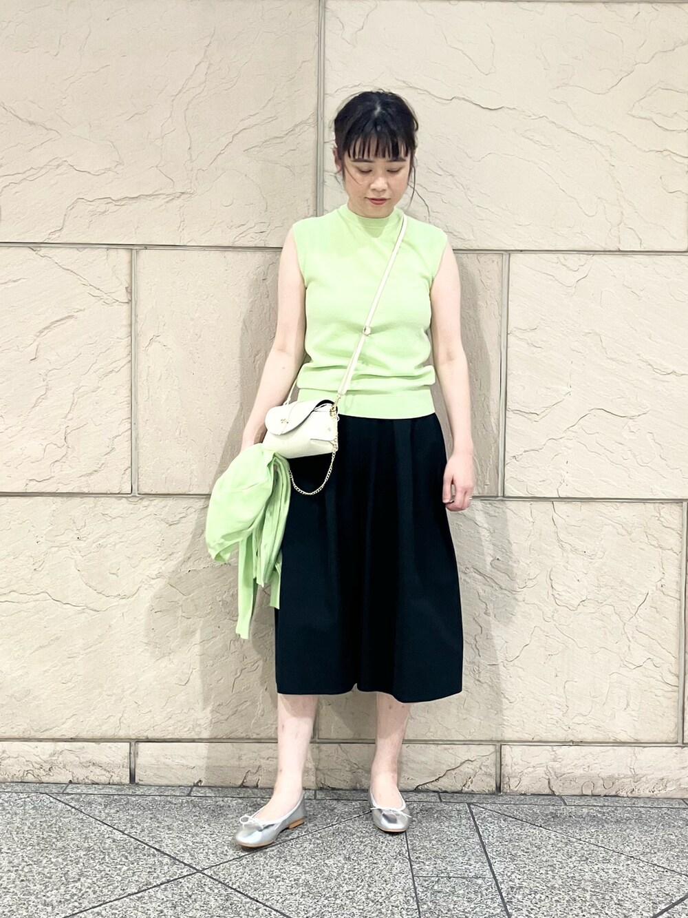 ブラック系のその他パンツ、グリーン系のニット/セーター、グリーン系のカーディガン/ボレロを着用したレディースの春コーディネートの2枚目の写真