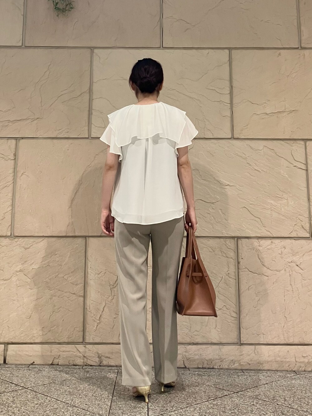 ホワイト系のシャツ/ブラウス、ベージュ系のその他パンツ、ブラウン系のバッグを着用したレディースの夏コーディネートの3枚目の写真