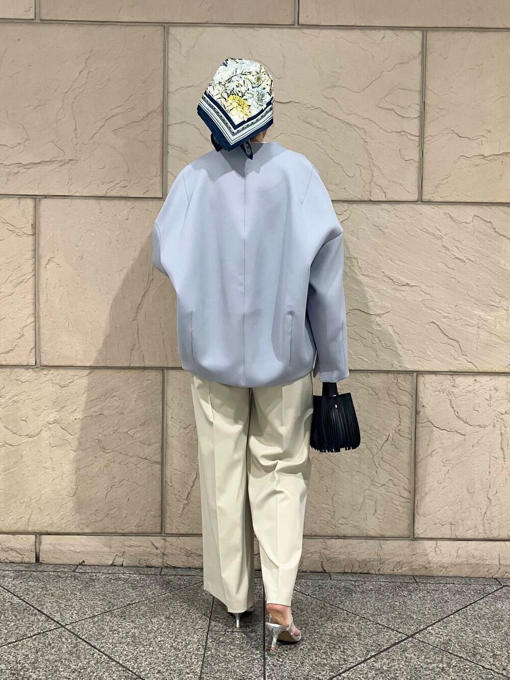 ホワイト系のカーディガン/ボレロ、ベージュ系のその他パンツ、ブルー系のその他アウターを着用したレディースの冬コーディネートの3枚目の写真