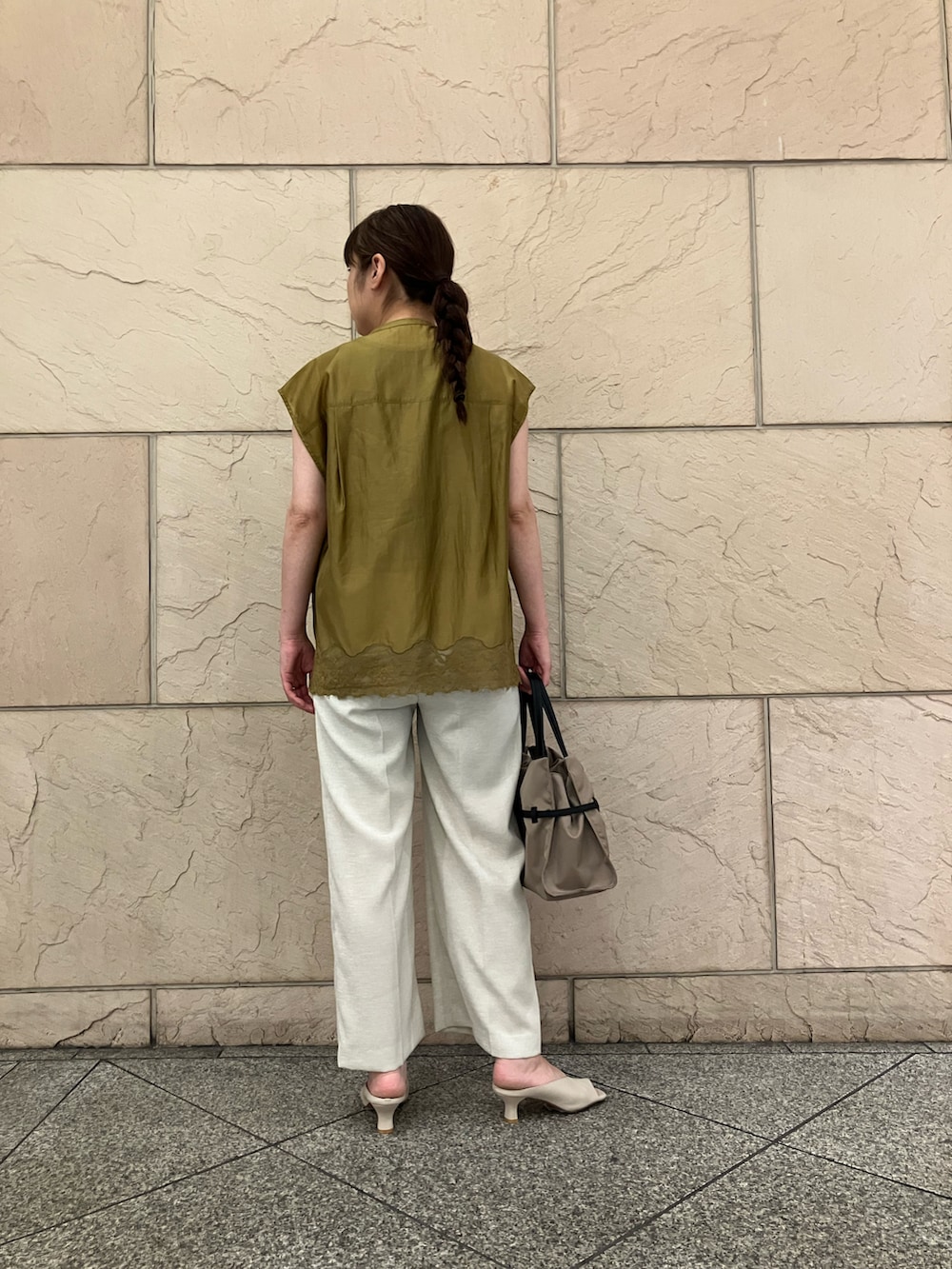 ベージュ系のその他パンツ、ベージュ系のバッグを着用したレディースの夏コーディネートの3枚目の写真