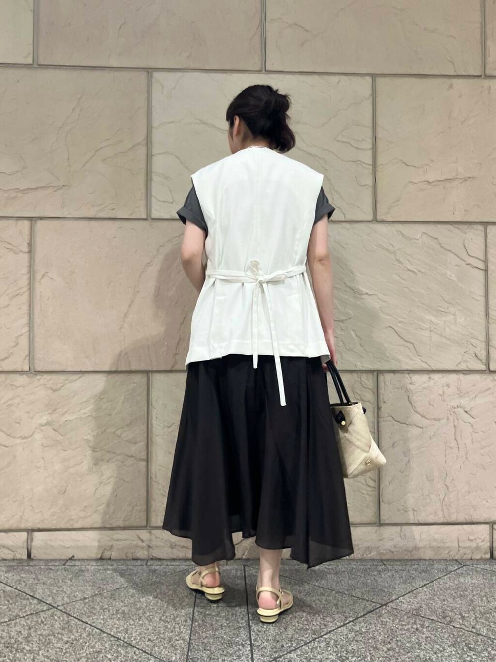「大人カジュアル、フレアスカート、デートコーデ、ママコーデ、レイヤード、カットソー、休日コーデ、接触冷感、newarrival、ROSSO、綺麗めカジュアル、お仕事コーデ、お出かけコーデ、ジレ、旅行コーデ」｜「URBAN RESEARCHのdecor『デコール』　Hematite4mmBallnecklace（ネックレス、シルバー系）」を使った、umediaさん（レディース・164cm）の春コーディネートの3枚目の写真