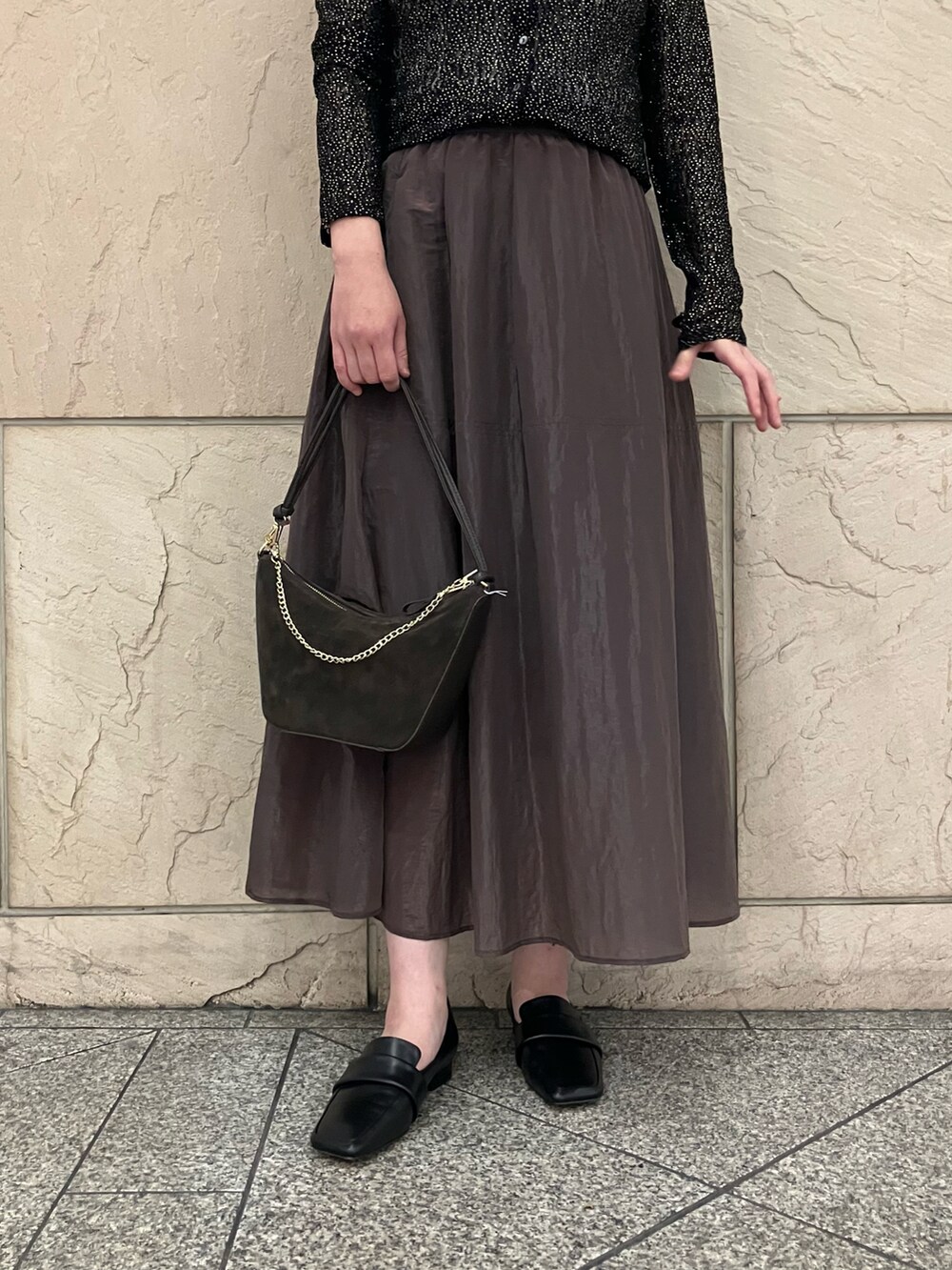 ブラック系のトップス、ブラウン系のスカート、ブラック系のローファーを着用したレディースの夏コーディネートの4枚目の写真