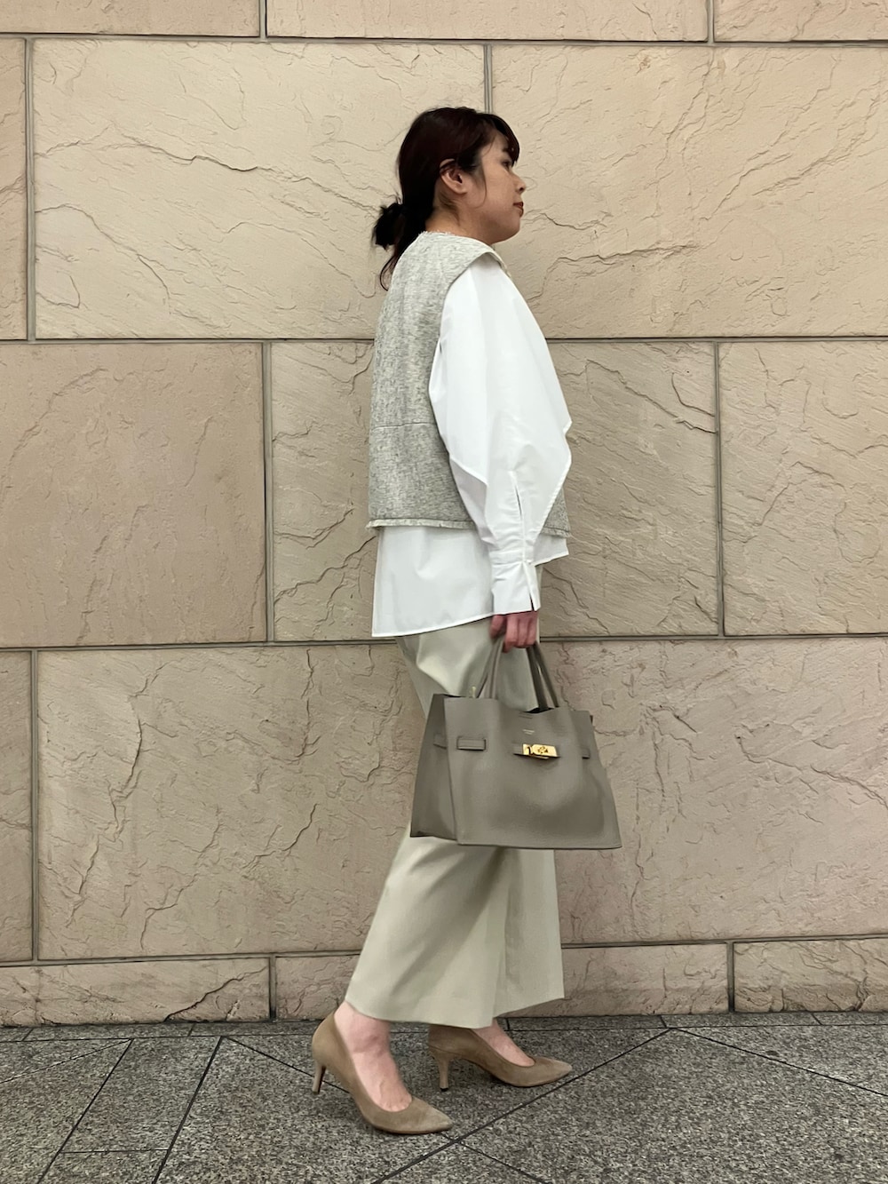 ホワイト系のベスト、ホワイト系のシャツ/ブラウス、ベージュ系のその他パンツを着用したレディースの冬コーディネートの2枚目の写真