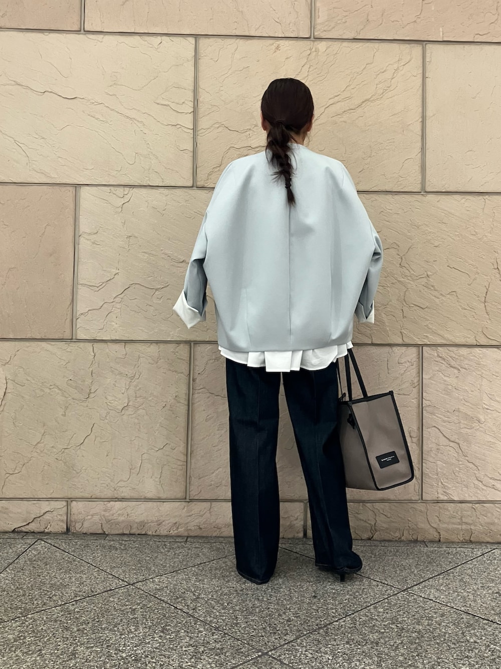 ホワイト系のシャツ/ブラウス、ホワイト系のノーカラージャケット、ブルー系のパンツを着用したレディースの春コーディネートの3枚目の写真