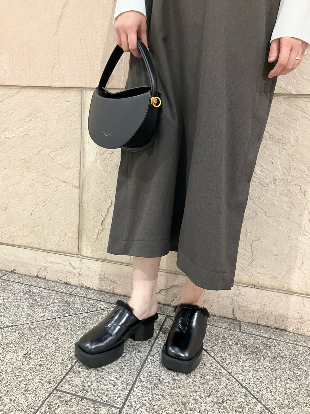 ブラウン系のワンピース、ホワイト系のシャツ/ブラウス、ブラック系のシューズを着用したレディースの秋コーディネートの5枚目の写真