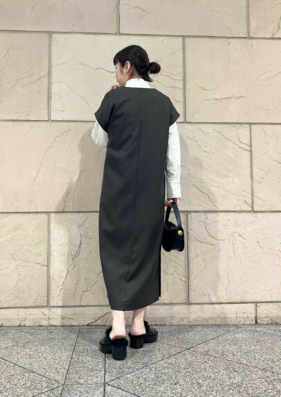 ホワイト系のシャツ/ブラウス、ブラウン系のワンピース、ブラック系のハンドバッグを着用したレディースの秋コーディネートの3枚目の写真