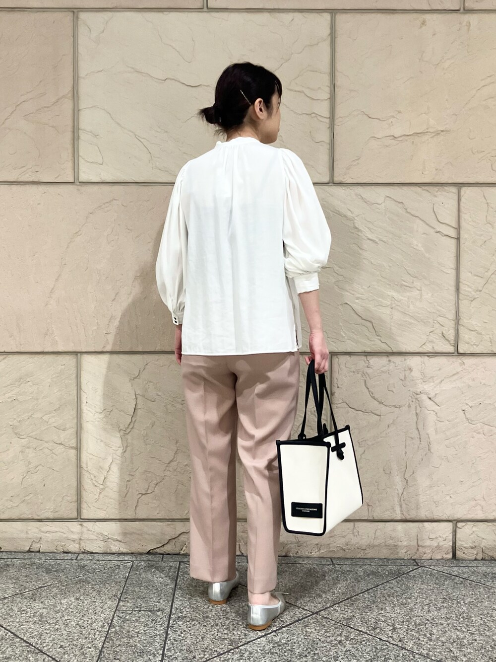 ホワイト系のシャツ/ブラウス、ピンク系のその他パンツ、ホワイト系のトートバッグを着用したレディースの春コーディネートの3枚目の写真