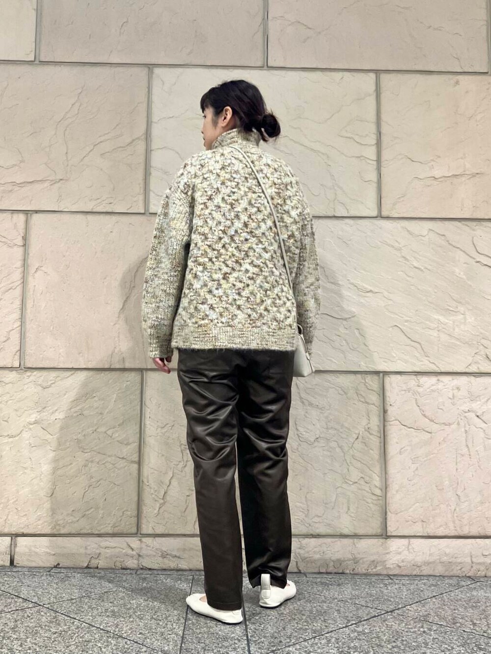 ブラウン系のその他パンツ、ベージュ系のニット/セーター、ベージュ系のハンドバッグを着用したレディースの秋コーディネートの3枚目の写真