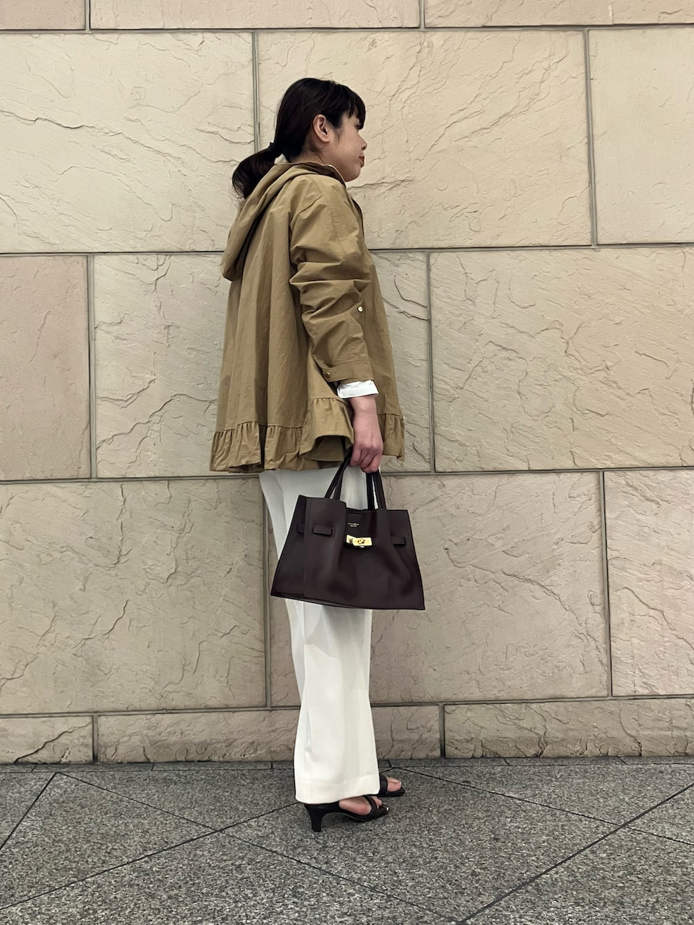 ホワイト系のその他パンツ、ホワイト系のシャツ/ブラウス、ブラウン系のトートバッグを着用したレディースの春コーディネートの2枚目の写真