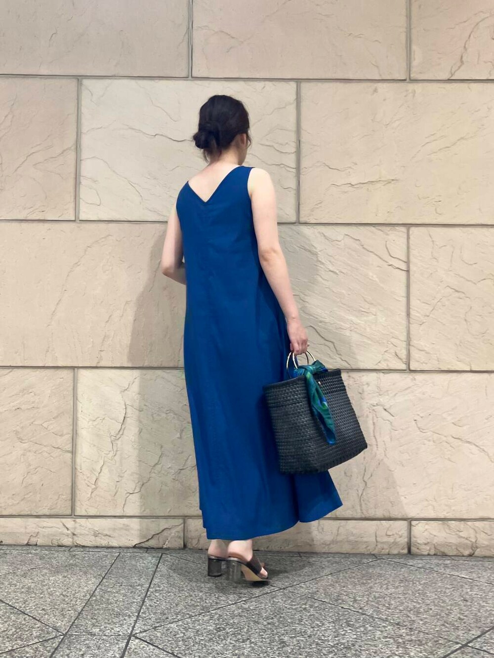 ブルー系のワンピース、グリーン系のバンダナ/スカーフ、ブラウン系のブレスレットを着用したレディースの夏コーディネートの2枚目の写真