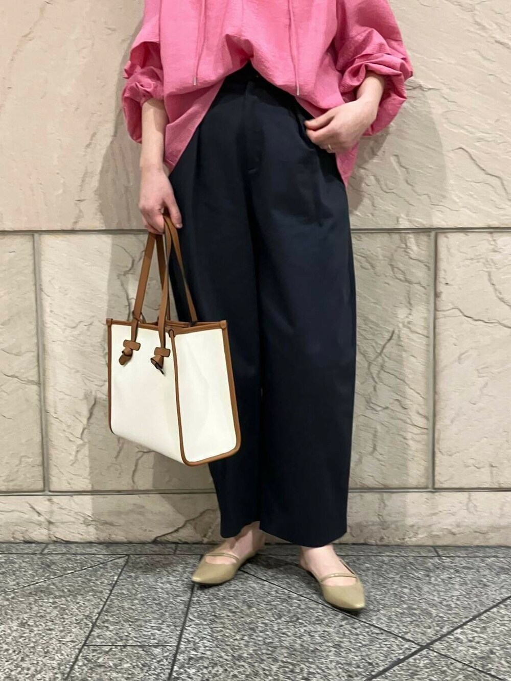 ベージュ系のパンプス、グレー系のその他パンツ、ピンク系のシャツ/ブラウスを着用したレディースの春コーディネートの4枚目の写真