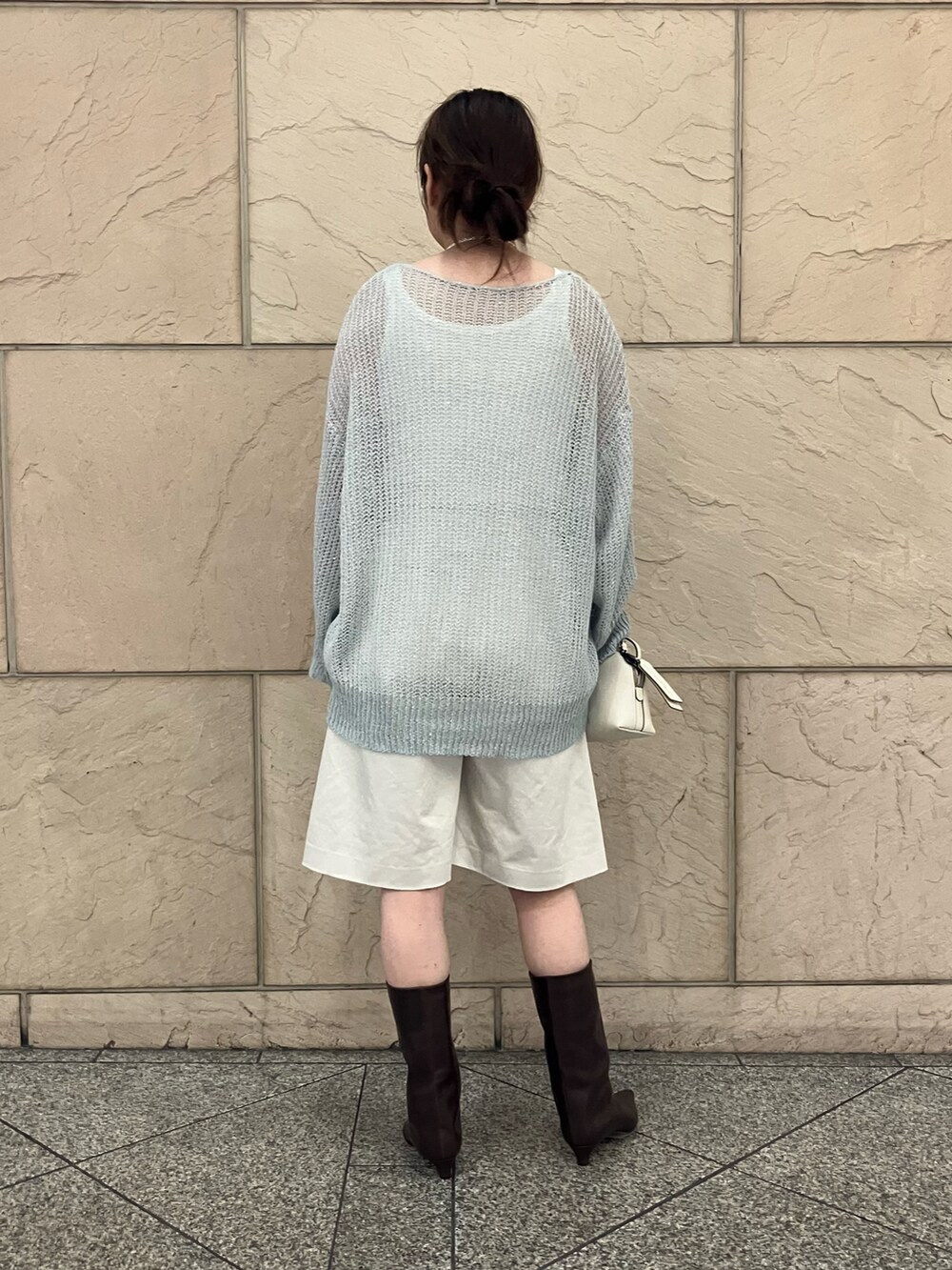グリーン系のニット/セーター、ホワイト系のその他パンツ、ベージュ系のショルダーバッグを着用したレディースの秋コーディネートの3枚目の写真