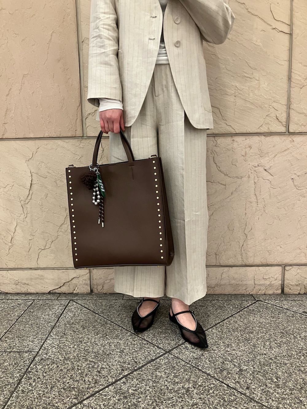 ホワイト系のTシャツ/カットソー、ベージュ系のノーカラージャケット、ベージュ系のその他パンツを着用したレディースの春コーディネートの5枚目の写真