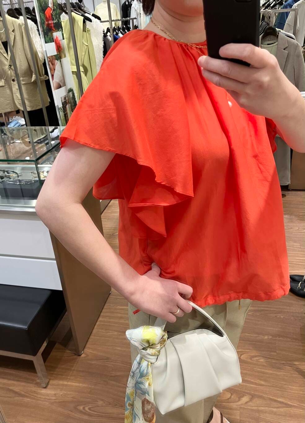 「大人カジュアル、デートコーデ、ママコーデ、ブラウス、休日コーデ、newarrival、オフィスカジュアル、通勤、ROSSO、シアーパンツ、綺麗めカジュアル、お仕事コーデ、お出かけコーデ、旅行コーデ、骨格ストレート」｜「URBAN RESEARCH ROSSO WOMENのLUMEN　FANTINE BAG（ハンドバッグ、ホワイト系）」を使った、umedaさん（レディース・164cm）の春コーディネートの4枚目の写真