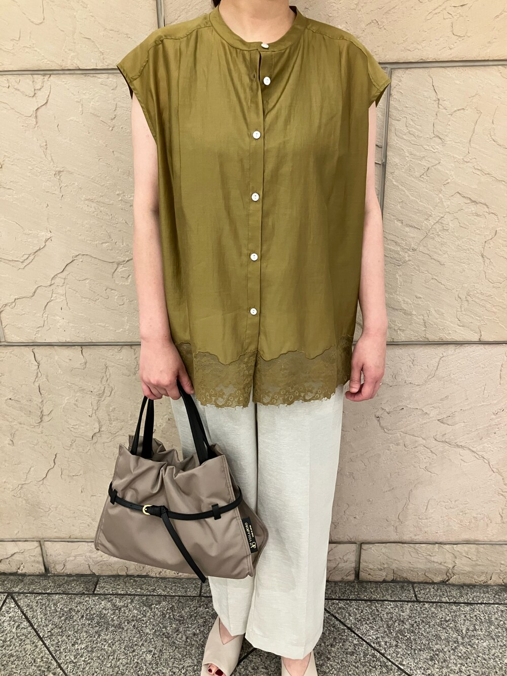 ベージュ系のその他パンツ、ベージュ系のバッグを着用したレディースの夏コーディネートの4枚目の写真